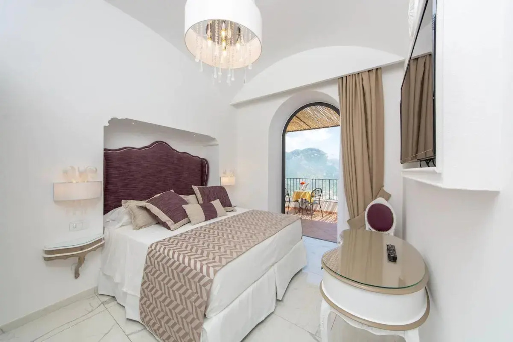 Deluxe Double room (full double bed)