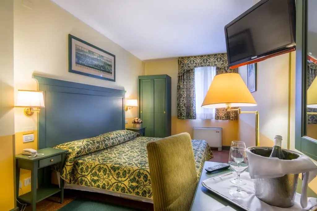 Deluxe Double room with canal view (full double bed)