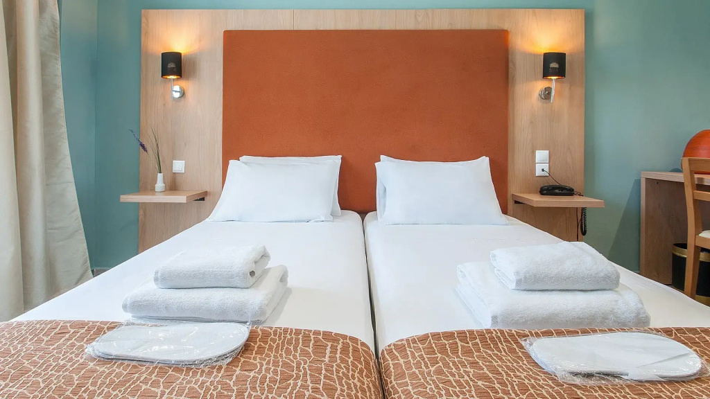 Standard Double room with partial sea view (full double bed)