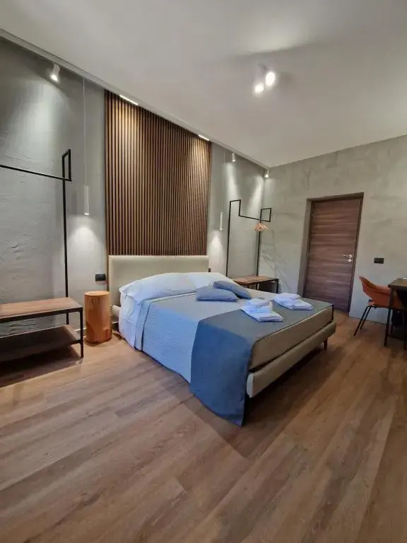 Double room with city view (full double bed)