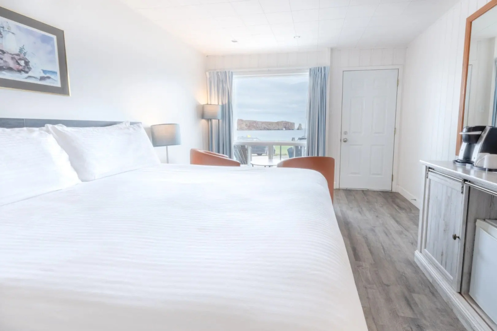 Signature Rock view Rocher Percé Pavilion room