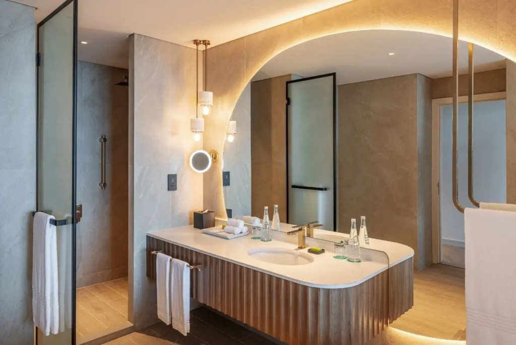 Двухместный номер Renovated Superior с балконом и с видом на море 2 отдельные кровати в Le Meridien Al Aqah Beach