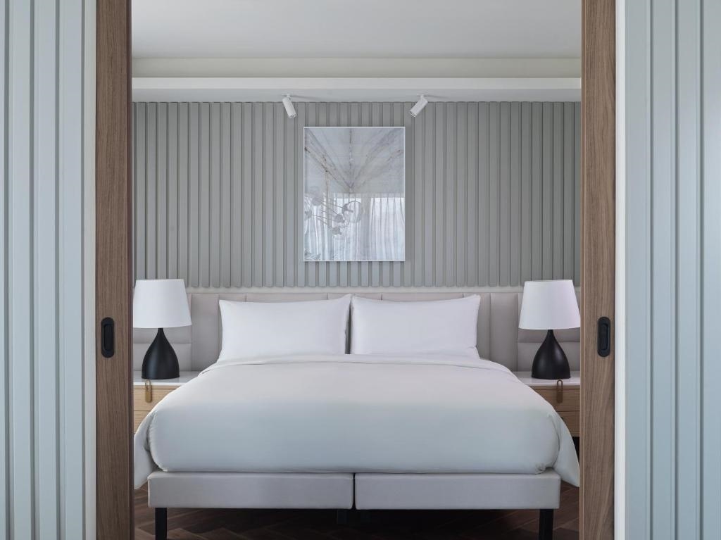 Corner Double Suite (full double bed) (king size bed, corner room)