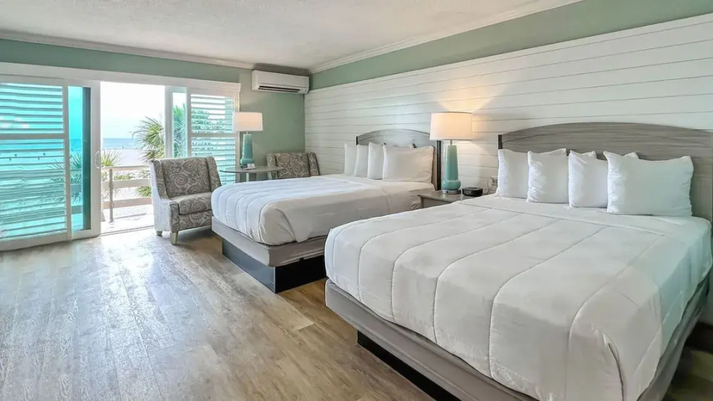 Gulf Front Efficiency room with balcony (twin beds)