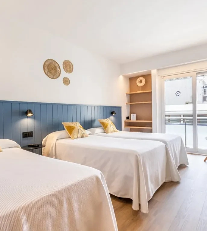 Standard Triple room with street view
