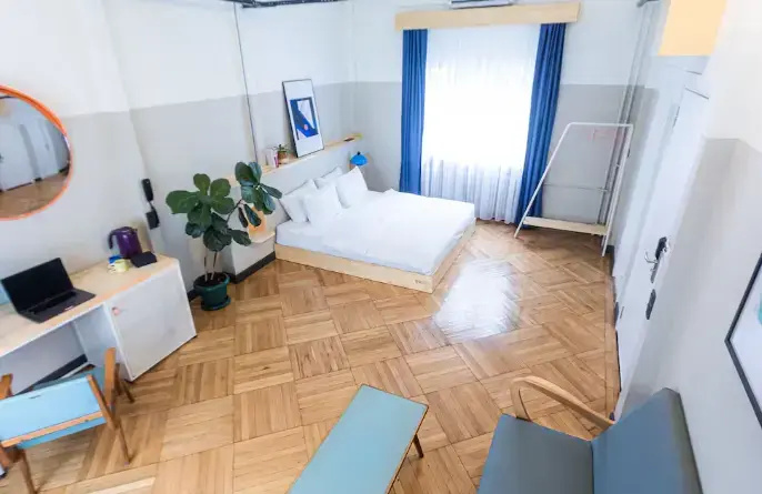 Extreme Electric Blue Double room with balcony (full double bed)