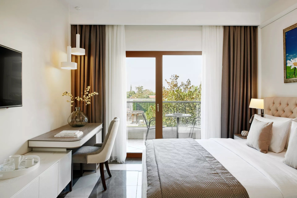 Double Junior Suite with partial sea view (full double bed)