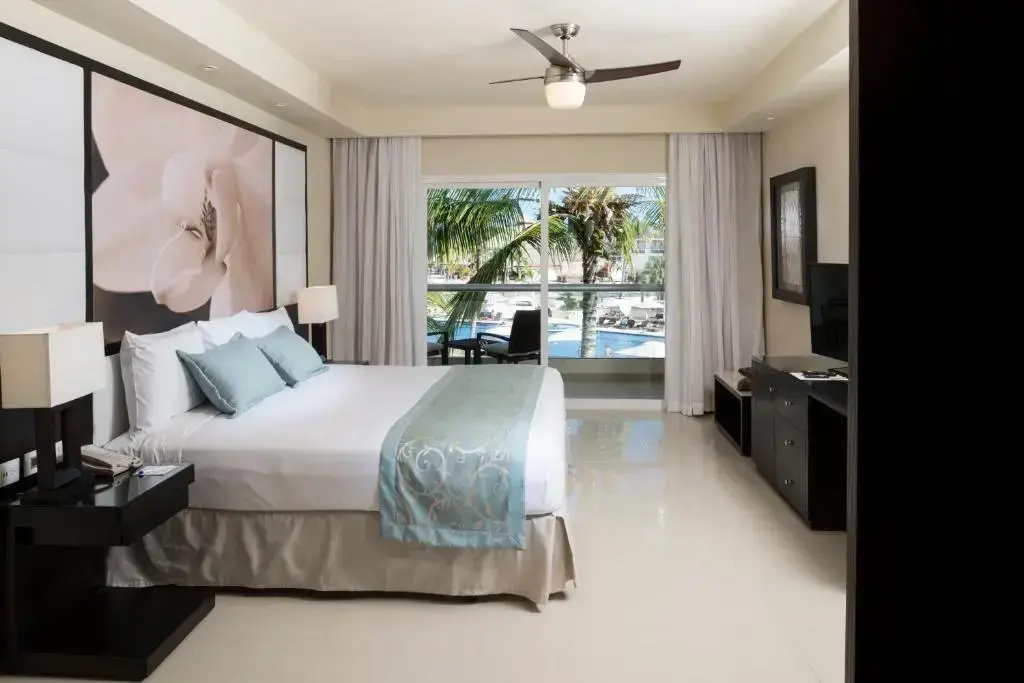 Luxury Diamond Club Swim Out Quadruple room