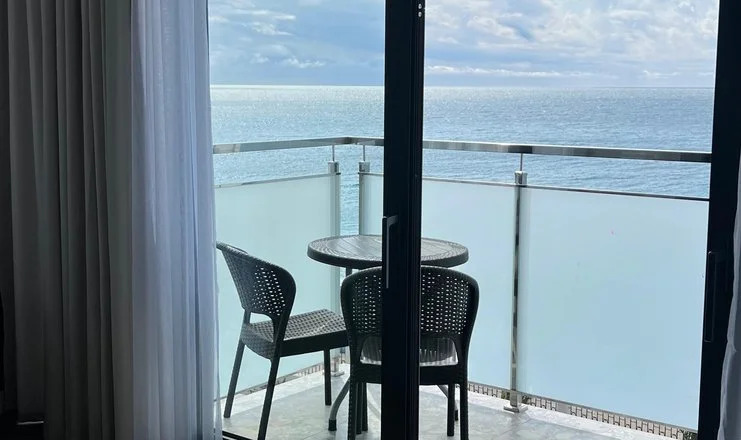 Двухместный полулюкс Superior c 1 комнатой с видом на море двуспальная кровать в Изумруд