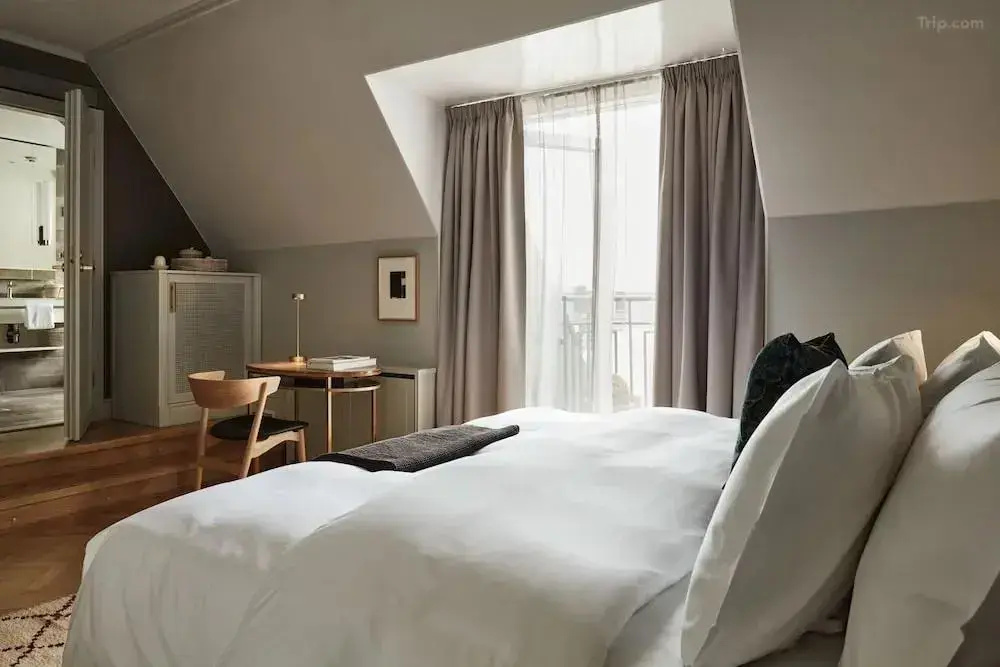 Atelier Double room with balcony (full double bed)