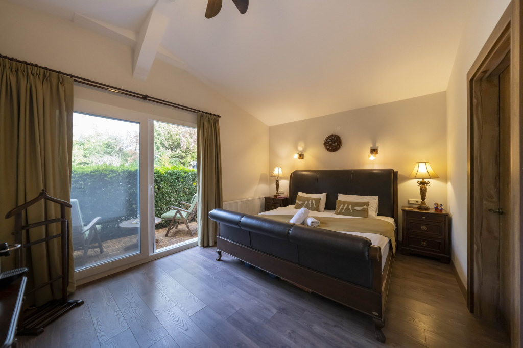 Double King Suite (full double bed)