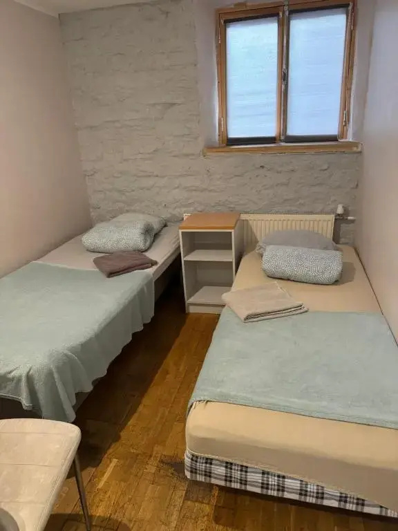 Small Double Semi-Basement room (twin beds)