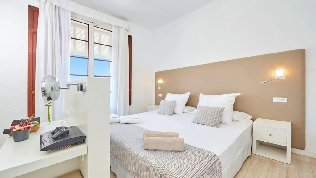 Select Double room (full double bed)