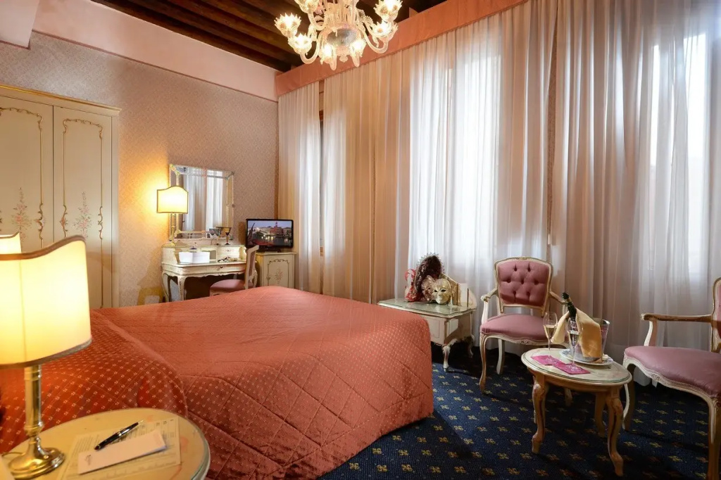 Double Junior Suite (full double bed)