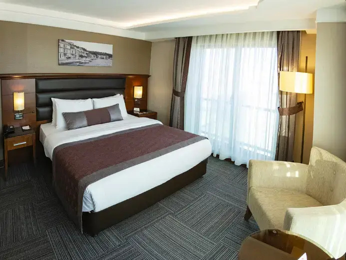 Corner Double Suite (full double bed)