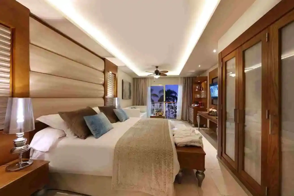 1 Bedroom Club Mirage Suite with Outdoor Jacuzzi 18+