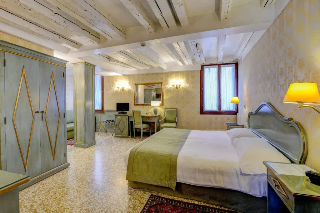 Deluxe Double room with canal view (twin beds)