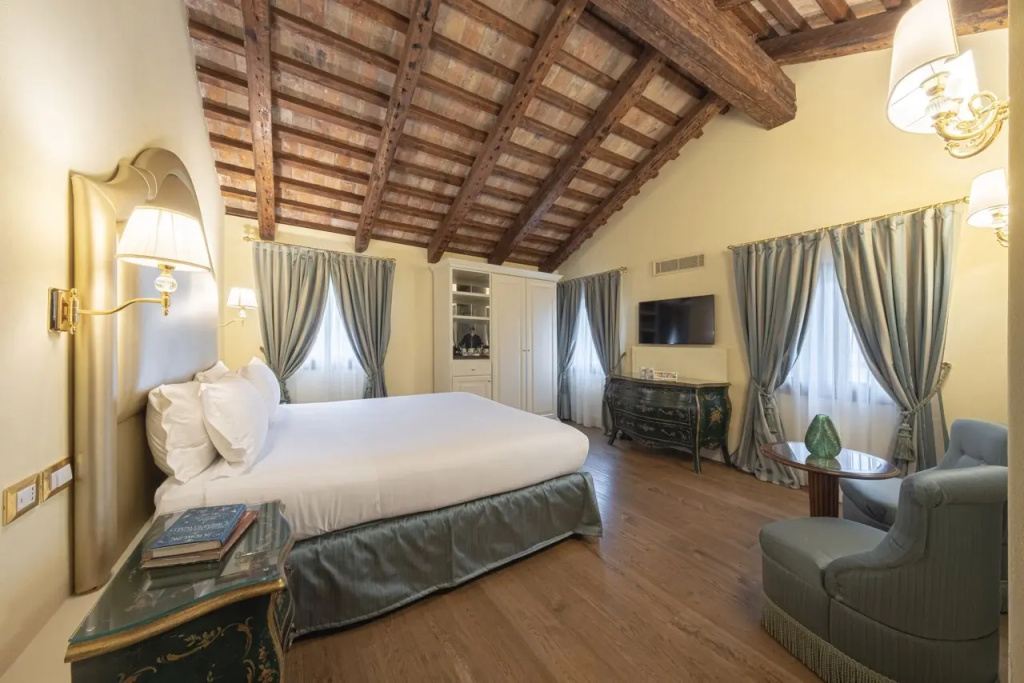 Classic Double room (full double bed)