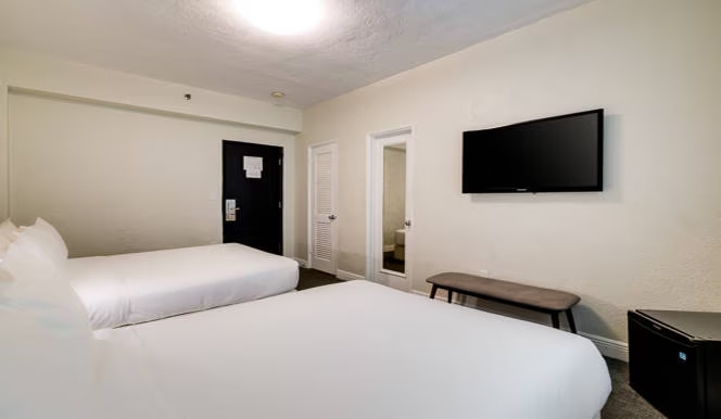 Crest Hotel Suites - Chambres