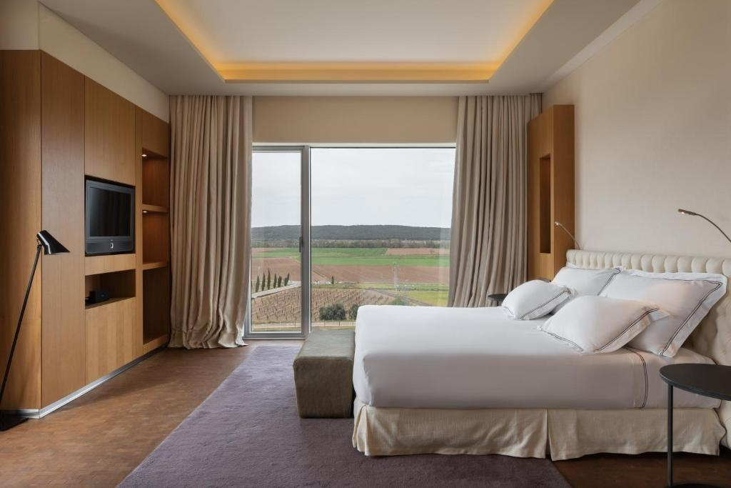 Royal Double Suite full double bed