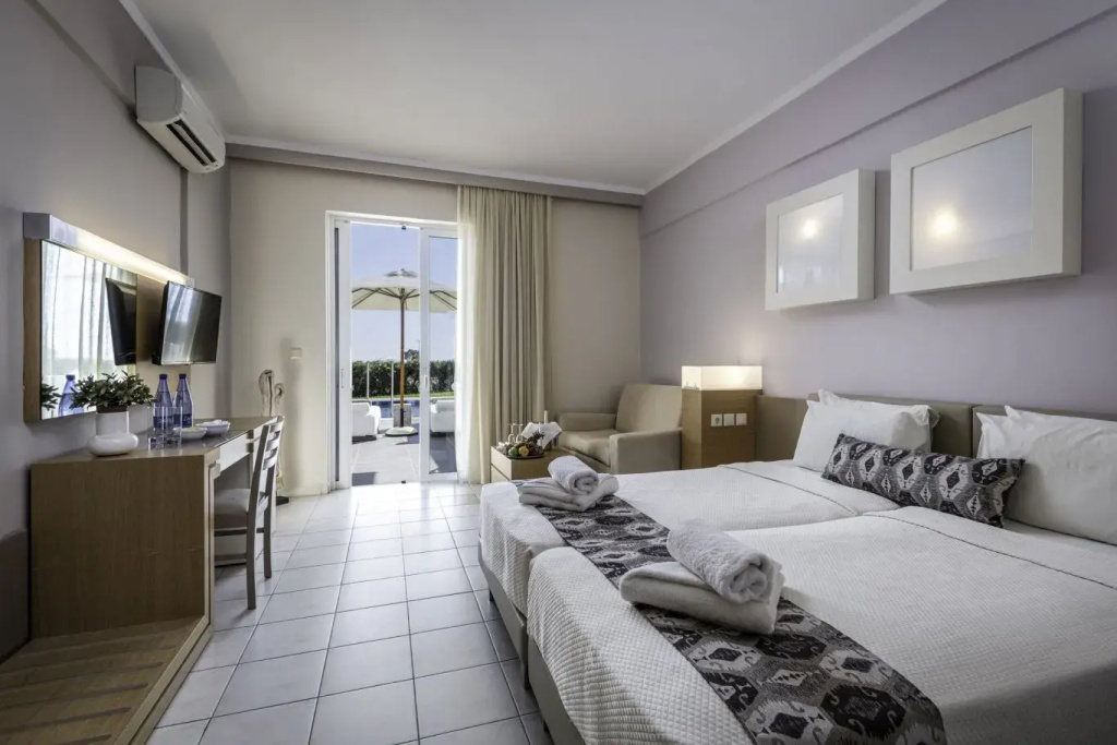 Swimming Pool Double room (full double bed)
