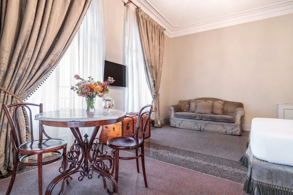 Premium Corner Double room with balcony (twin beds)