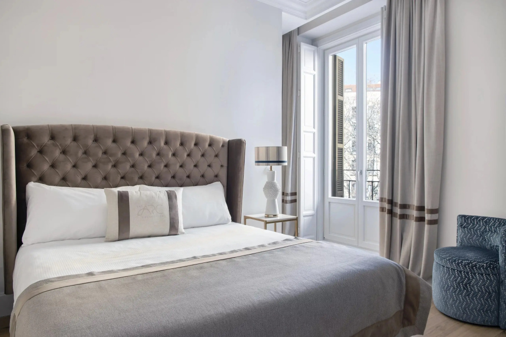 1 Bedroom Luxury Overlooking the Square Double Apartment (full double bed)