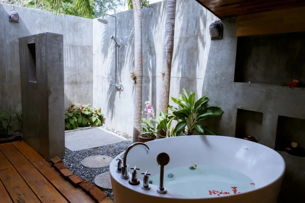 Бунгало Honeymoon с джакузи Beachfront в Bundhaya Villas Koh Lipe