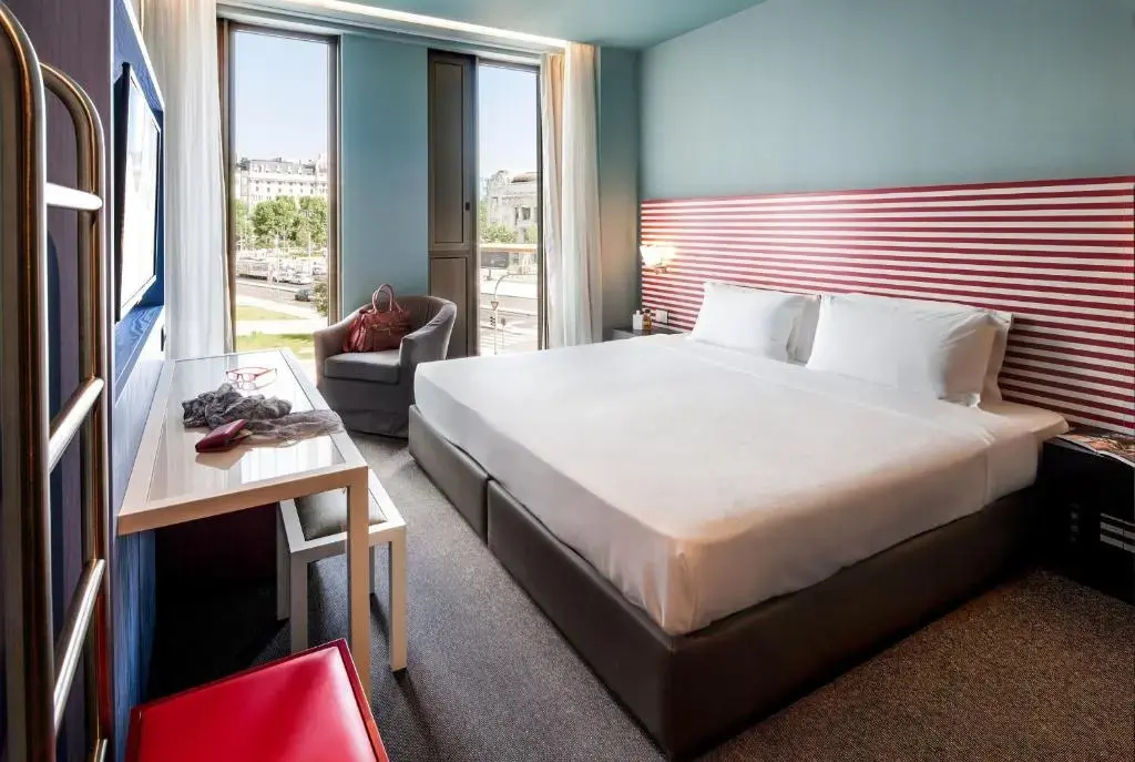 Double Suite full double bed