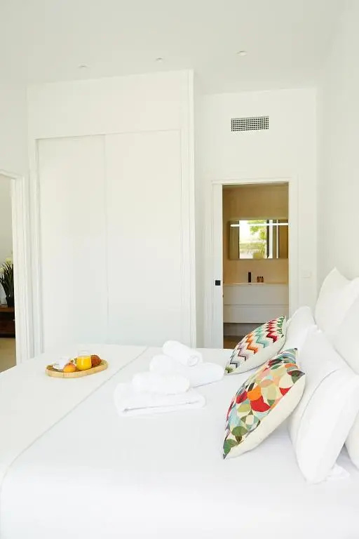 2 Bedrooms Basement room with garden view