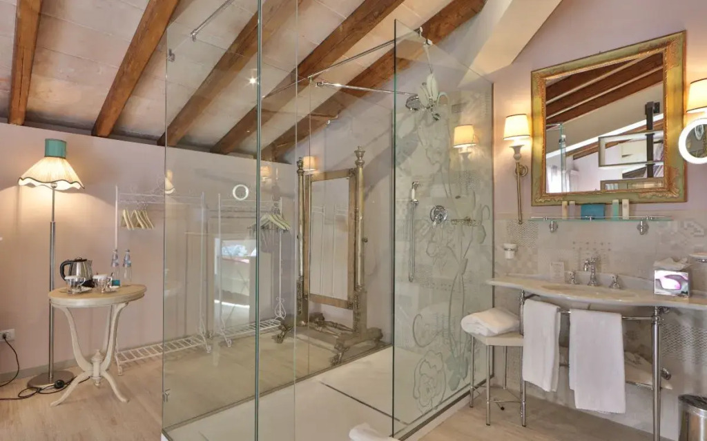 Двухместный полулюкс Naked двуспальная кровать в Hotel Ville sull'Arno