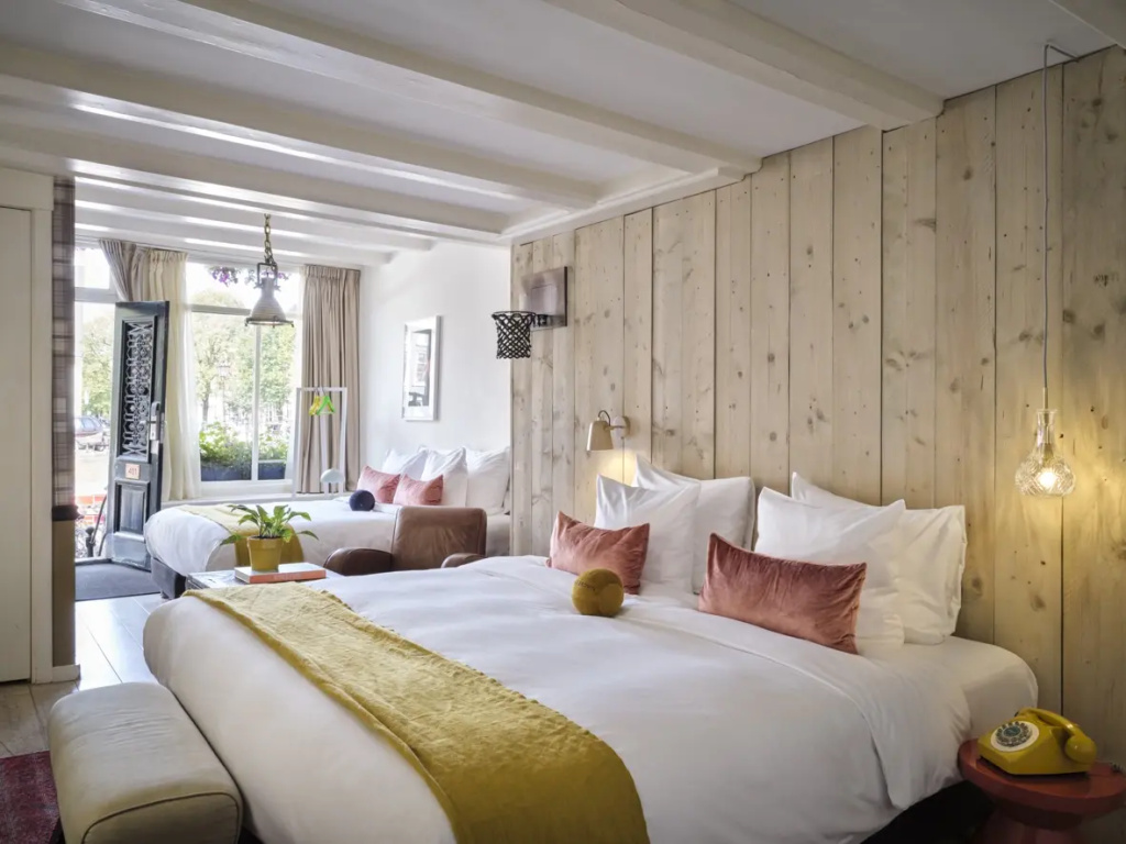 Extra Large Quadruple room with canal view