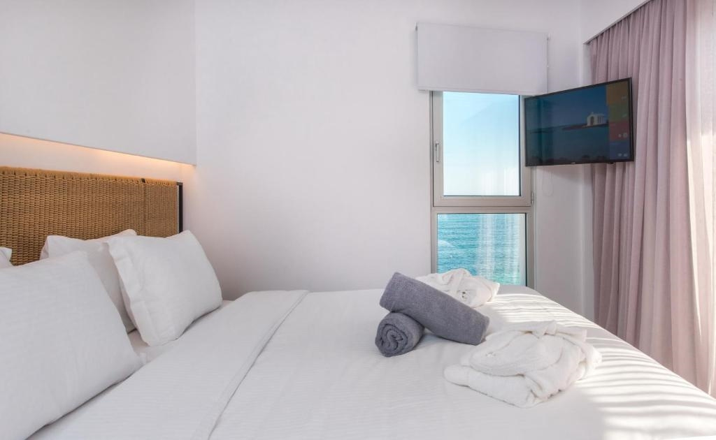 Swim-Up Double Maisonette (full double bed)