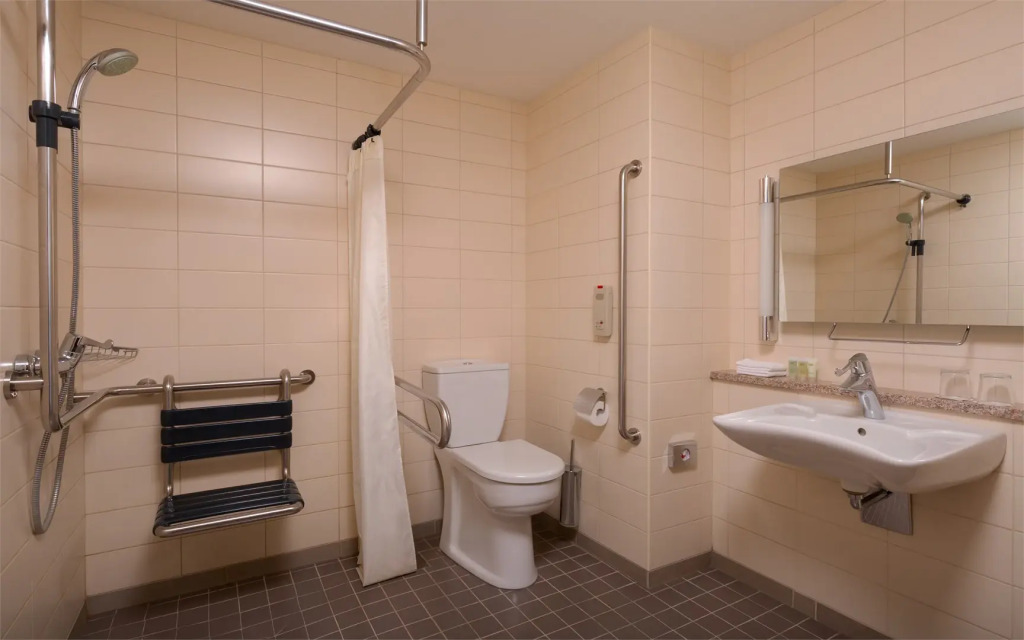 Двухместный номер для людей с ограниченными возможностями двуспальная кровать в Courtyard by Marriott Kazan Kremlin