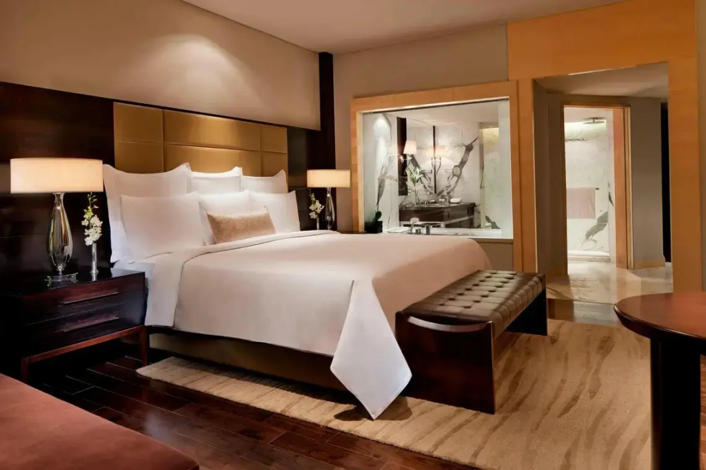 Large Executive Lounge Access Double room (full double bed) (bed type is subject to availability, lounge access)