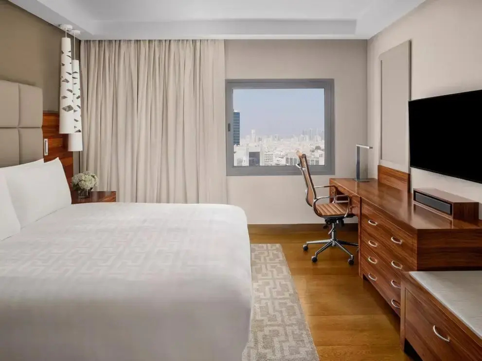 1 Bedroom Dining Club High Floor Double Suite (full double bed)