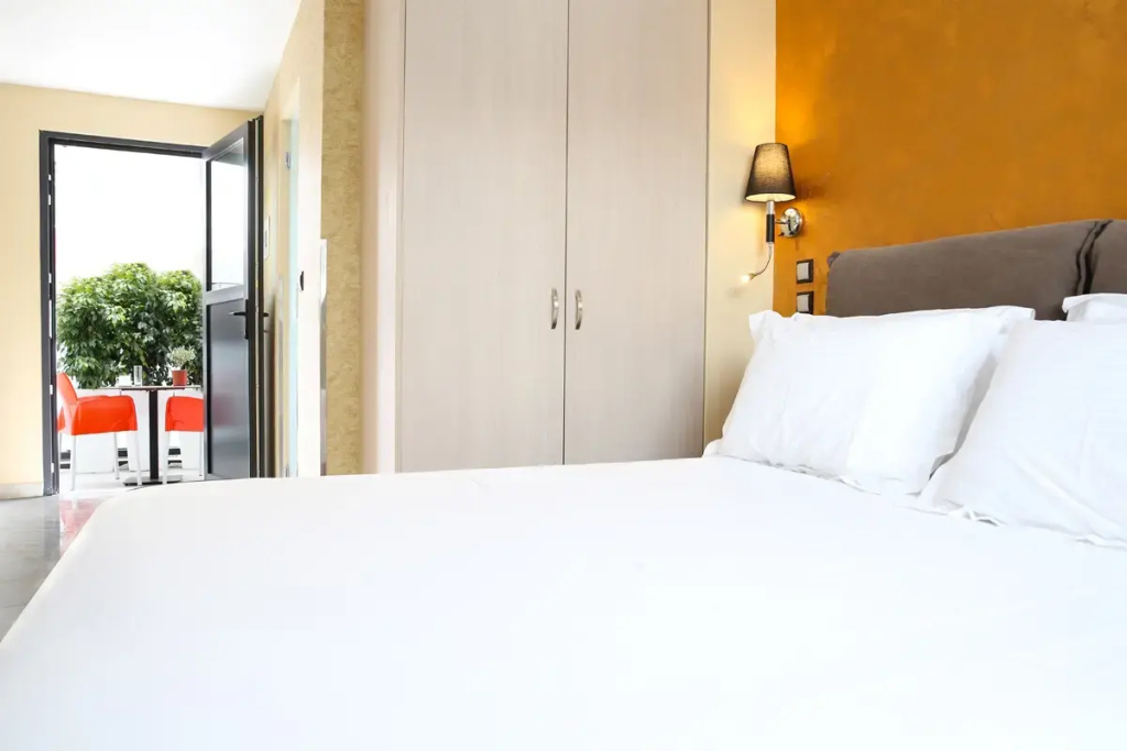 Athens Double Penthouse Hot Tub (full double bed)