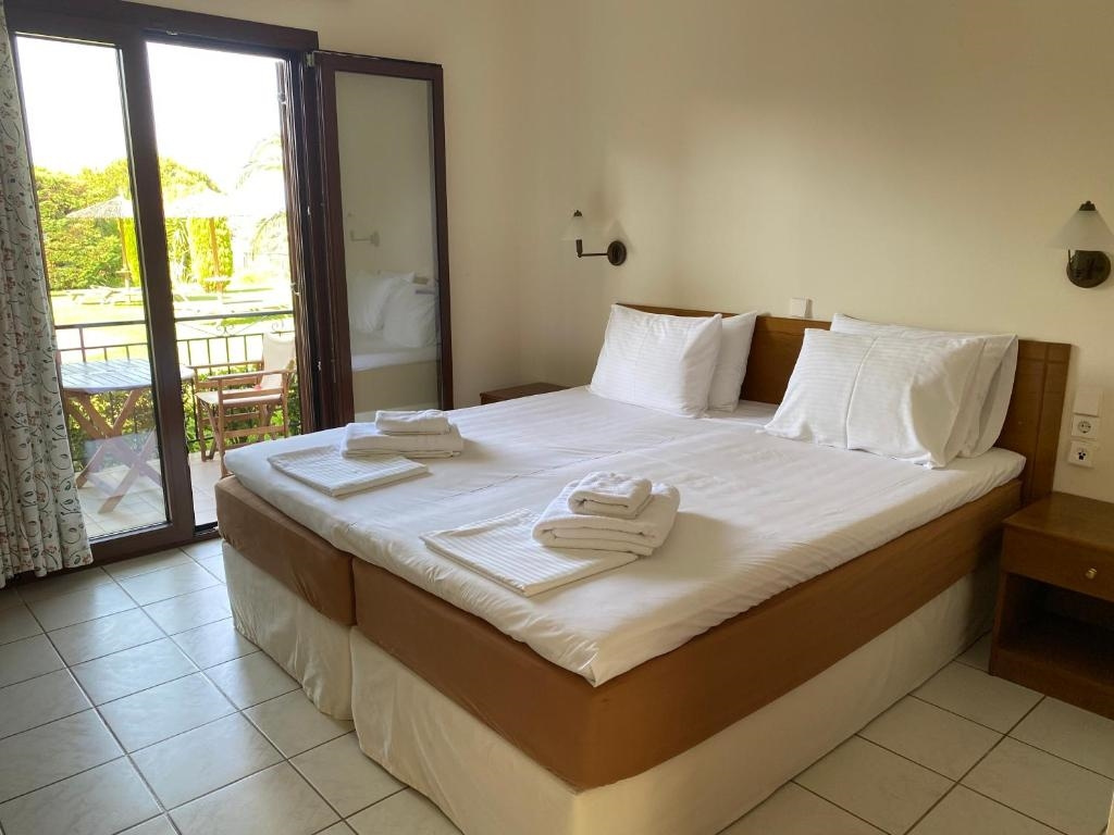 Double Studio with pool view (twin beds)