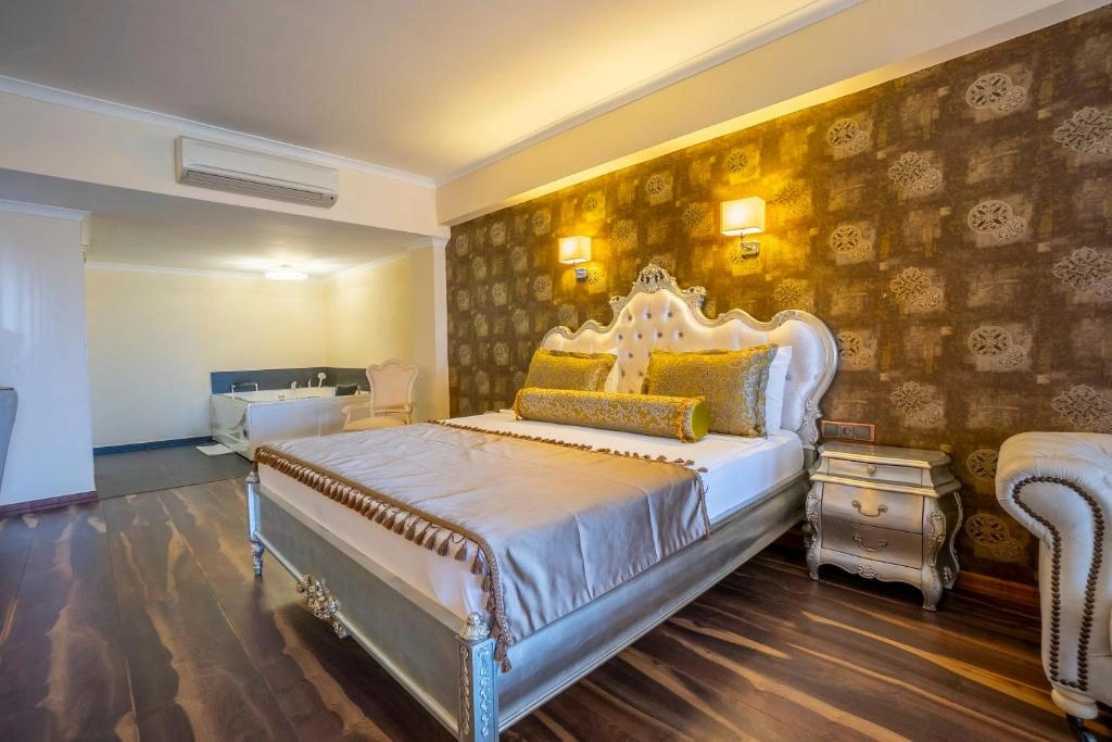Business Double Suite (full double bed)