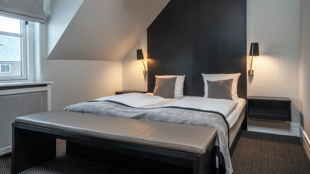 Double Suite (full double bed)