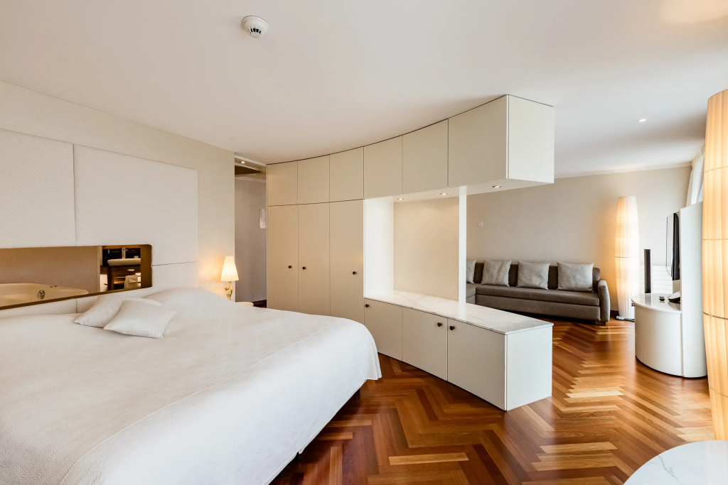 Double Suite with balcony and with river view (full double bed)