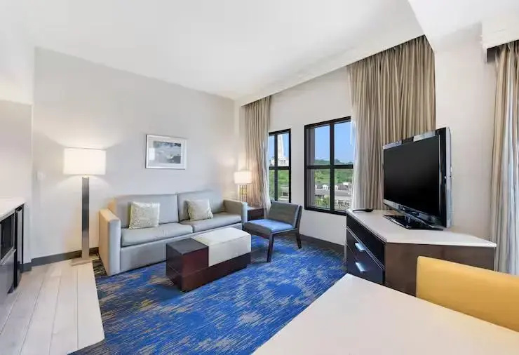 Embassy Suites by Hilton Alexandria Old Town - Chambres