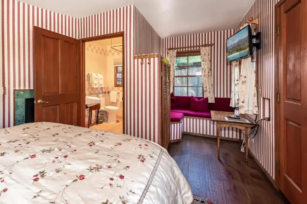 Jacaranda Double room (full double bed)