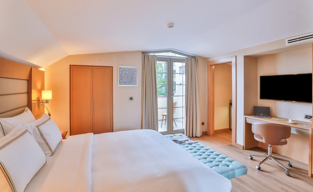 Penthouse Suite with balcony