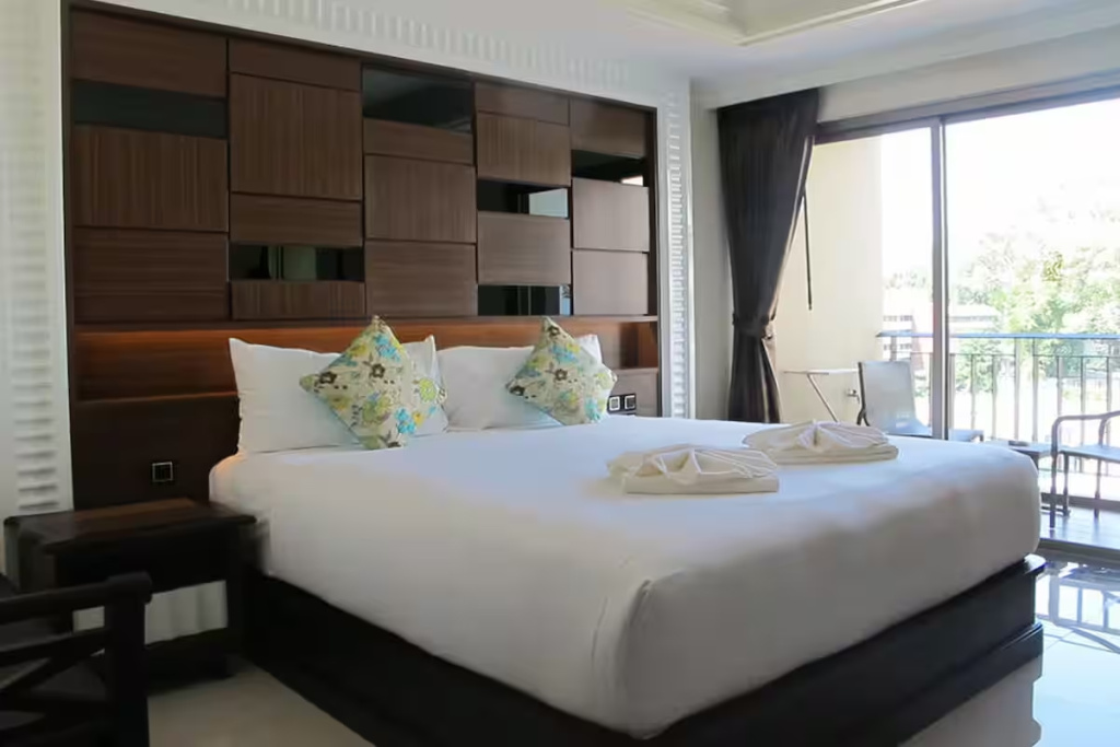 Deluxe Double room with city view (full double bed)