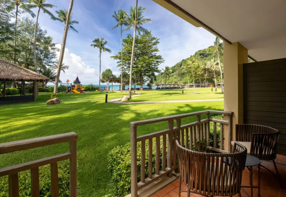 Двухместный номер Beach Front Access Terrace Larger с видом на океан двуспальная кровать в Phuket Marriott Resort & Spa, Merlin Beach
