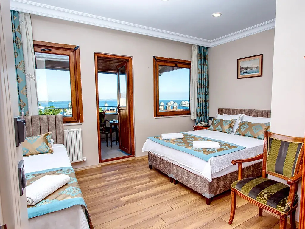 Standard Triple room with sea view