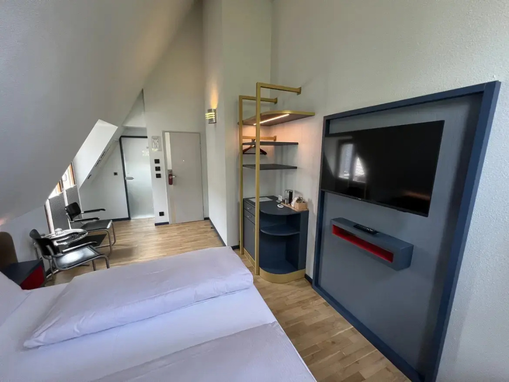 Extra Large Double room (full double bed)