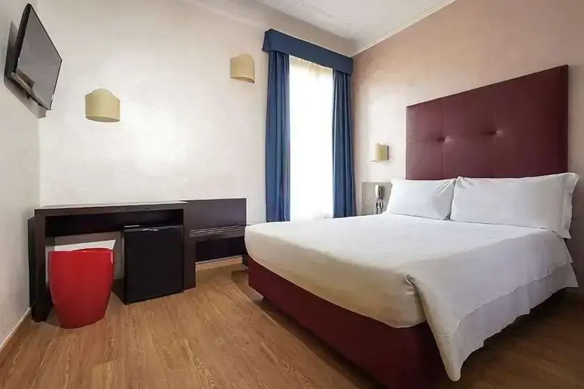 Small Double room (full double bed)