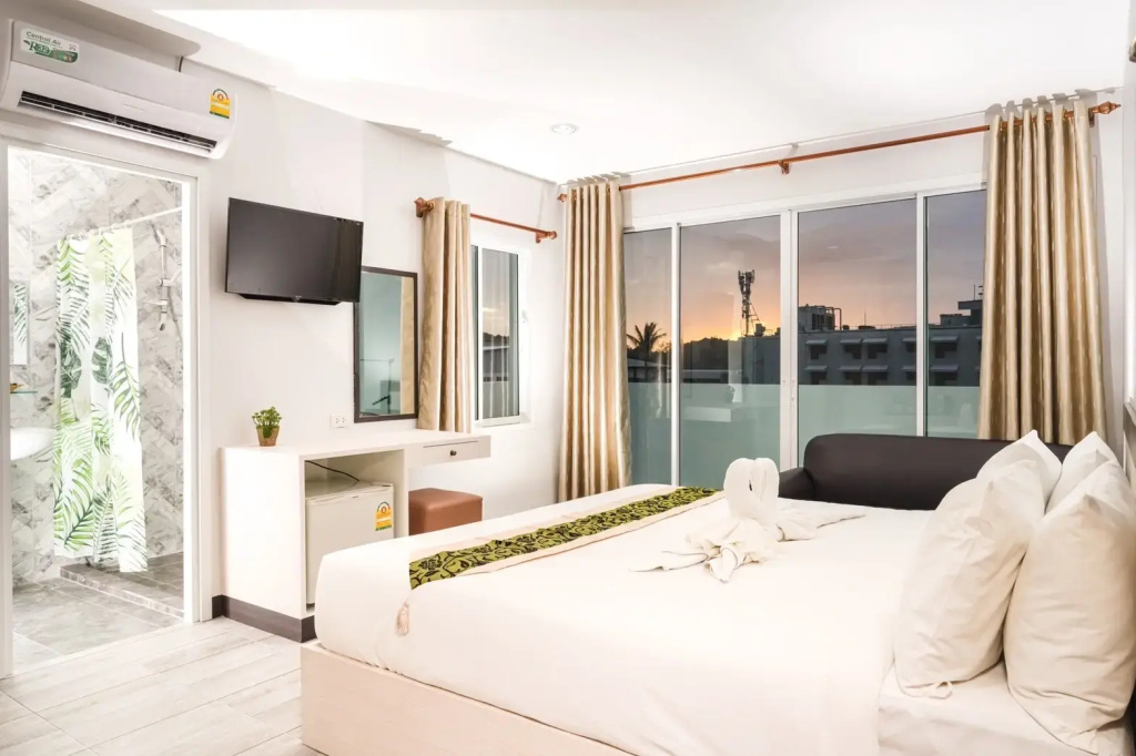 Deluxe Corner room